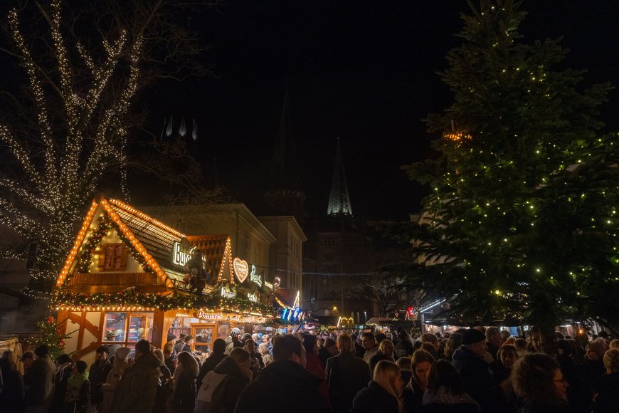 Blick vom Schloßplatz in Richtung Lamberti-Kirche beim Lamberti-Markt 2023. Foto: Sascha Stüber