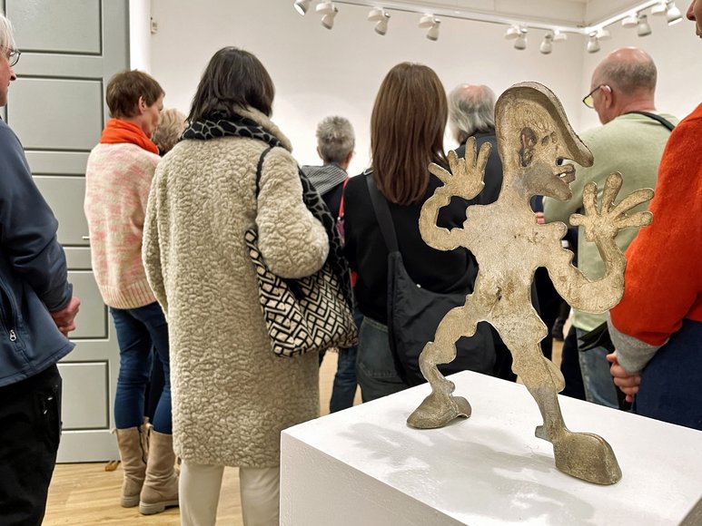 Besucher betrachten Kunstwerke in der Artothek. Foto: Artothek