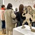 Vorschau: Besucher betrachten Kunstwerke in der Artothek. Foto: Artothek