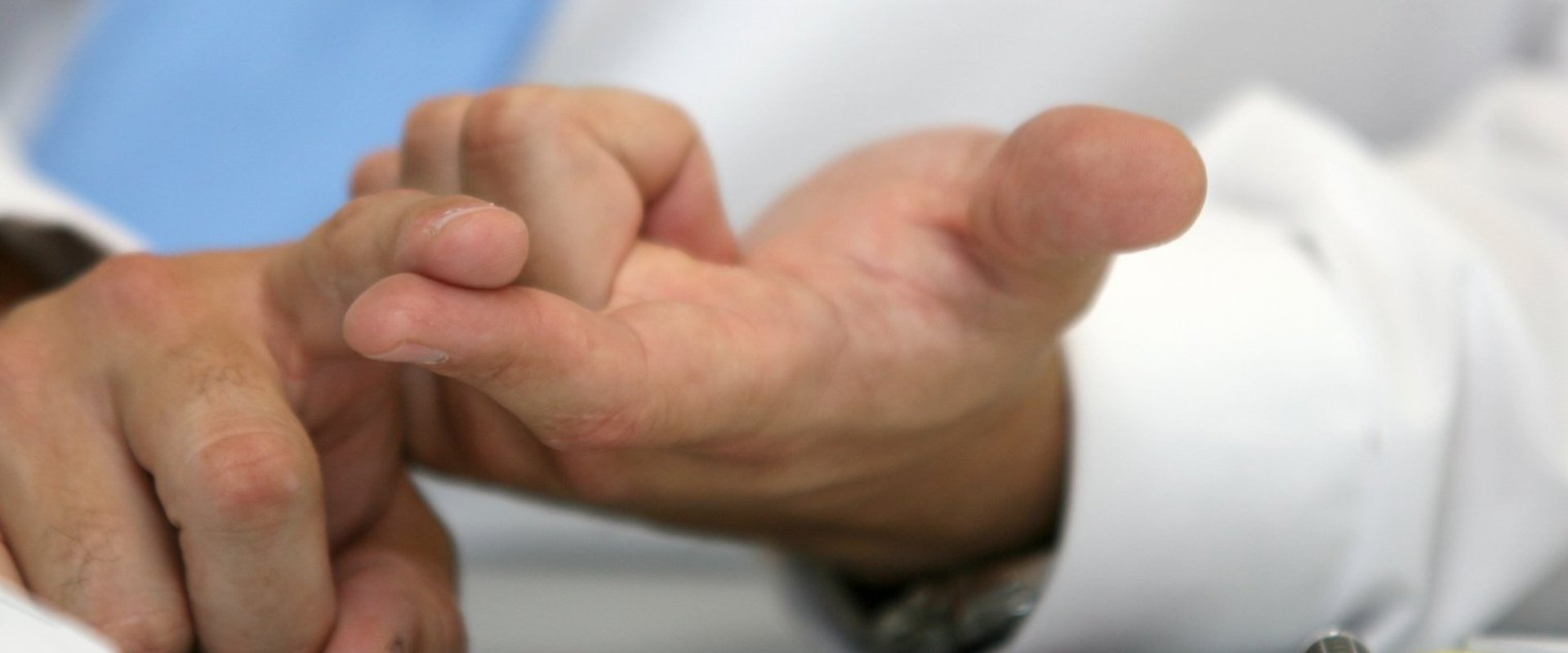 Gestikulierende Hände eines Arztes mit Zettel und Stift. Foto: Markus Lohninger/Fotolia