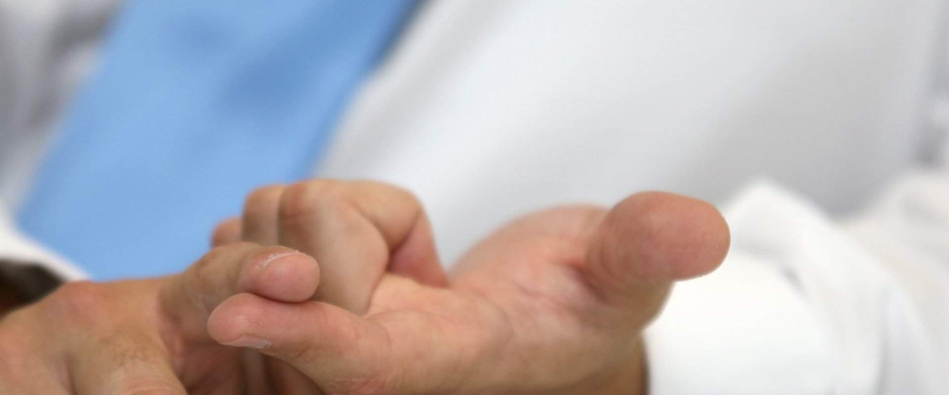 Gestikulierende Hände eines Arztes mit Zettel und Stift. Foto: Markus Lohninger/Fotolia