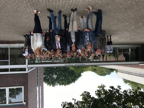 Dezernentin Dagmar Sachse (4. von links) gab zusammen mit LBZH-Direktor Marco Noël (4. von rechts) und GEO-Schulleiter Andreas Jabob (3. von rechts) den offiziellen Startschuss für die Beschulung hörgeschädigter Schülerinnen und Schüler an der gymnasialen Oberstufe in Eversten. Foto: Gymnasium Eversten Oldenburg