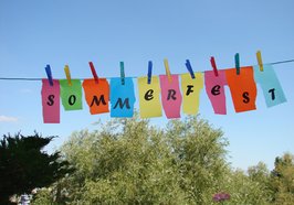 Das Wort „Sommerfest“ an einer Wäscheleine. Foto: C. Noehren/Pixelio