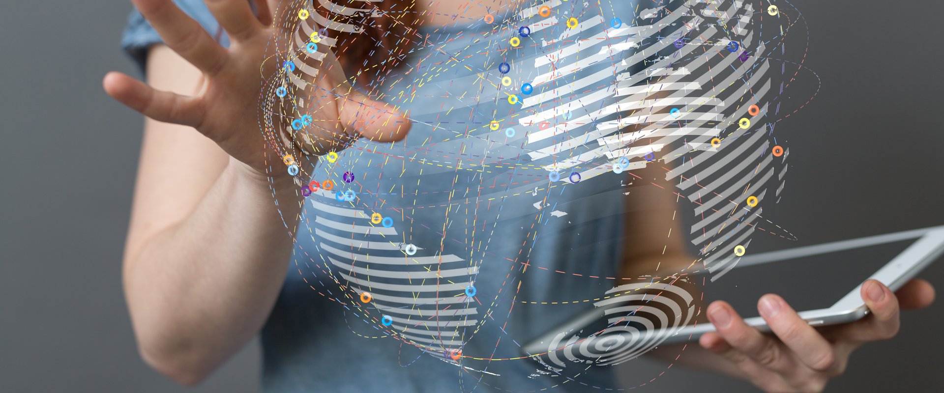 Zukunft gestalten: Frau mit virtuellem Globus. Foto: vege/Fotolia.com