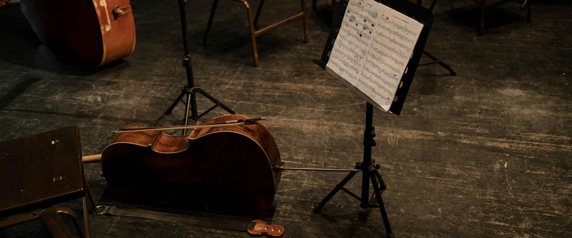 Notenständer auf der Bühne. Foto: Pexels