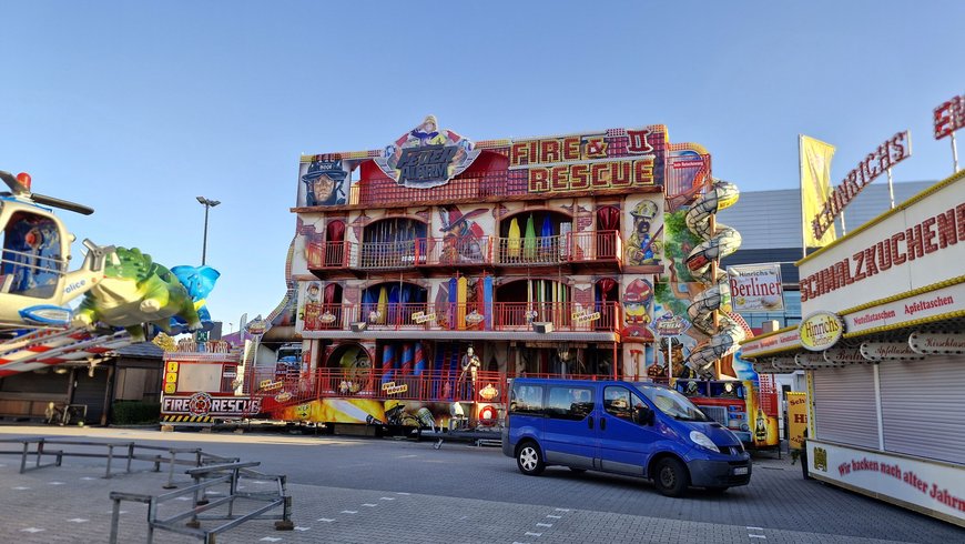 Das Laufgeschäft „Feueralarm“ beim Aufbau auf dem Kramermarkt am 23. September 2025. Foto: Stadt Oldenburg