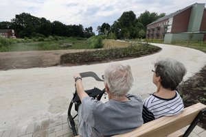 Anwohnende gönnen sich eine Pause im neu gestalteten Bäkepark. Foto: Sascha Stüber Anwohnende gönnen sich eine Pause im neu gestalteten Bäkepark. Foto: Sascha Stüber