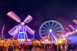 Mühle und Riesenrad auf dem Oldenburger Kramermarkt 2022. Foto: Hans-Jürgen Zietz