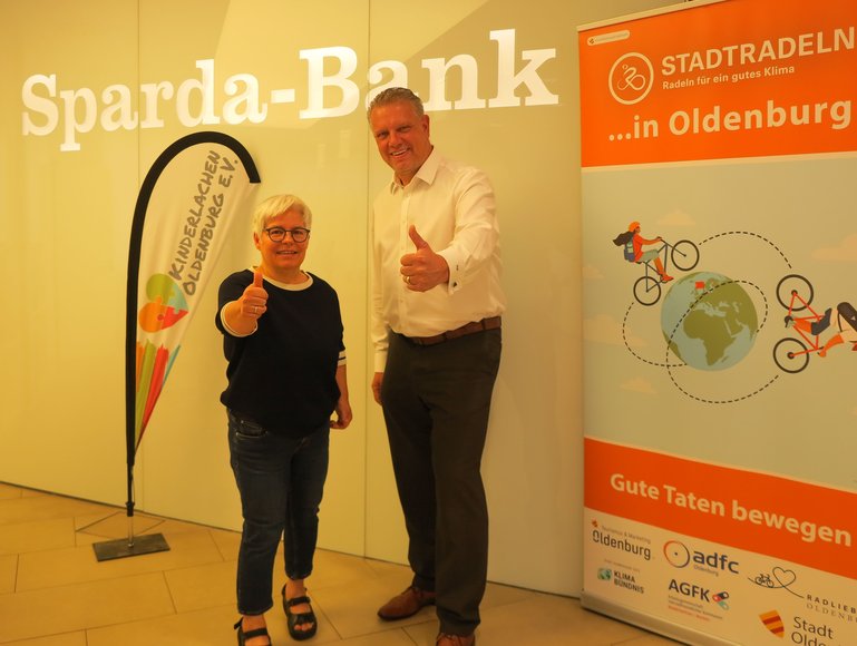 Ulrike Noël, Erste Vorsitzende Kinderlachen, und Hermann Kruse, Filialleiter Sparda-Bank Oldenburg, freuen sich auf viele Kilometer zum Erreichen des zweiten Etappenziels. Foto: Stadt Oldenburg