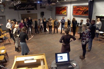 Die Schauspielerin Sabine Hess leitet ein Warm Up an. Carsten Lienemann.