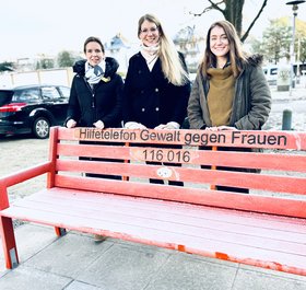 Haben sich für die Bank eingesetzt: Die Gleichstellungsbeauftragten der Polizeidirektion Oldenburg Anja Dittel-Brinkhoff und Anja Buhlrich sowie des Gewerbeaufsichtsamtes Henrieke Sowa und Bich Dinh-Jansen (nicht auf dem Bild). Foto: Polizeidirektion OL Haben sich für die Bank eingesetzt: Die Gleichstellungsbeauftragten der Polizeidirektion Oldenburg Anja Dittel-Brinkhoff und Anja Buhlrich sowie des Gewerbeaufsichtsamtes Henrieke Sowa und Bich Dinh-Jansen (nicht auf dem Bild). Foto: Polizeidirektion OL