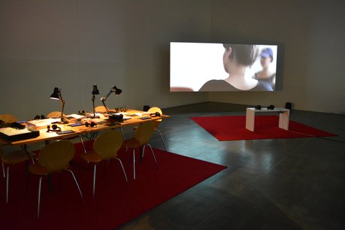 Foto: Stadt Oldenburg ERH, Red Umbrella Struggles, Ausstellungsansicht Obergeschoss. Foto: Stadt Oldenburg