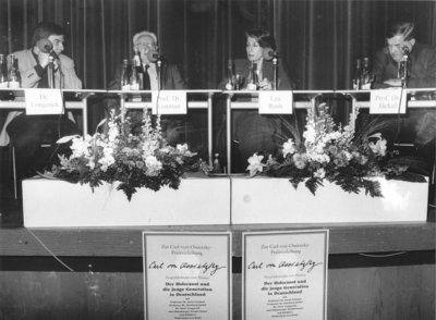 Gesprächsforum zum Thema „Der Holocaust und die junge Generation in Deutschland.“ Im Bild v.l.n.r.: Dr. Peter Longerich, Preisträger Prof. Dr. Israel Gutman, Lea Rosh, Prof. Dr. Eberhard Jäckel. Foto: Ilse Rosemeyer.