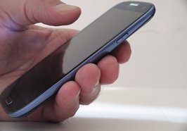 Hand mit Handy. Foto: Lupo/Pixelio