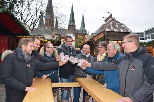 Freuen sich auf den Start des Lamberti-Marktes: (von links) Robért Hempen, René Mondorf, Marvin Meyer, Kersten Mittwollen, Michael Hempen, Silke Meyn, Ralph Wilken und Christian Aster. Foto: Stadt Oldenburg