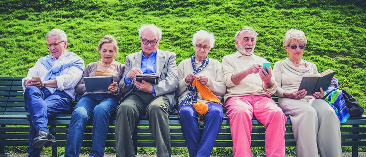 Senioren auf einer Bank. Foto: oneinchpunch/AdobeStock