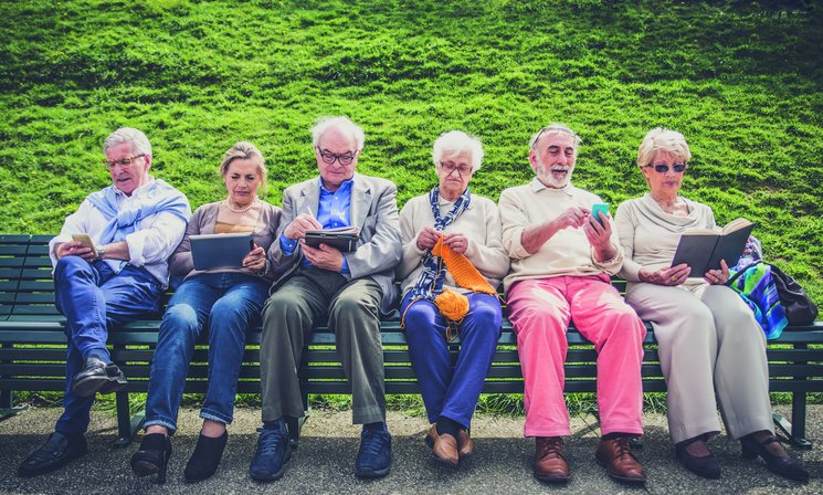 Senioren auf einer Bank. Foto: oneinchpunch/AdobeStock