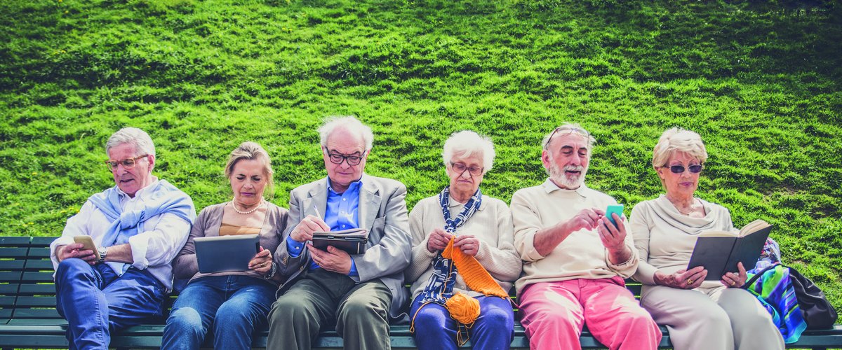 Senioren auf einer Bank. Foto: oneinchpunch/AdobeStock