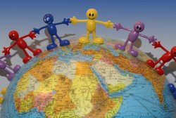 Bunte Spielfiguren auf Weltkugel. Foto: hofschlaeger/pixelio