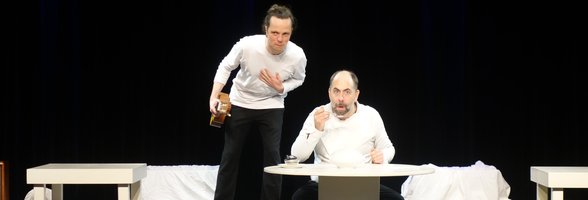 Szene aus „Tisch und Fisch“ mit Tim Pförtner und Maik Evers. Foto: Stadt Oldenburg