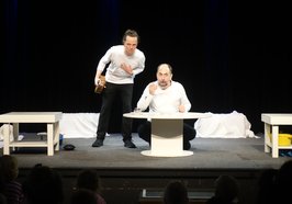 Szene aus „Tisch und Fisch“ mit Tim Pförtner und Maik Evers. Foto: Stadt Oldenburg