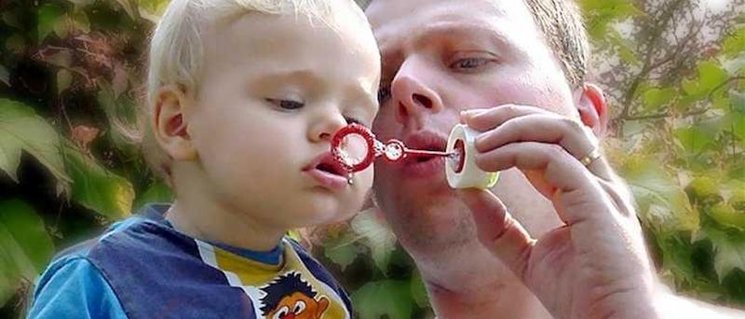 Vater und Kind machen Seifenblasen. Foto: Dirk Schelpe/Pixelio