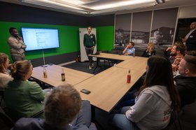 Alain Dimbenzi und Roman Engelmann, zwei der drei Gründer und Geschäftsführer von Co-Brain präsentieren den Teilnehmenden ihre Lösung für Vertrags- und Dokumentenverwaltung mittels künstlicher Intelligenz. Foto: Sascha Stüber Alain Dimbenzi und Roman Engelmann, zwei der drei Gründer und Geschäftsführer von Co-Brain präsentieren den Teilnehmenden ihre Lösung für Vertrags- und Dokumentenverwaltung mittels künstlicher Intelligenz. Foto: Sascha Stüber