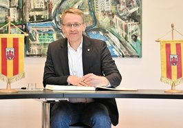 Ministerpräsident Daniel Günther trägt sich ins Goldene Buch ein. Foto: Sascha Stüber