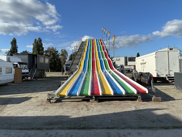 Die „Super Rutsche“ beim Aufbau am 22. September 2026. Foto: Stadt Oldenburg