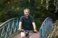 Oberbürgermeister Jürgen Krogmann fährt Fahrrad. Foto: Assanimoghaddam/Mittwollen