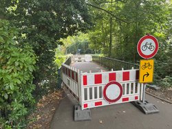 Die am Rande des Schlossgartens über die Hausbäke führende Brücke ist wegen Unterspülungen bis auf Weiteres gesperrt. Foto: Sascha Stüber