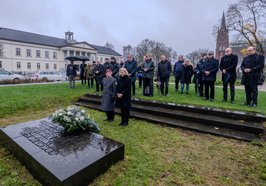 Bürgermeisterin Petra Averbeck (1. Reihe, rechts) und Joachim Hoppe (1. Reihe, links), Stellvertretender Kommandeur der 1. Panzerdivision, legten anlässlich des Volkstrauertages Kränze an Denkmalen im Stadtgebiet nieder. Foto: Sascha Stüber