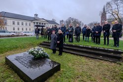 Bürgermeisterin Petra Averbeck (1. Reihe, rechts) und Joachim Hoppe (1. Reihe, links), Stellvertretender Kommandeur der 1. Panzerdivision, legten anlässlich des Volkstrauertages Kränze an Denkmalen im Stadtgebiet nieder. Foto: Sascha Stüber Bürgermeisterin Petra Averbeck (1. Reihe, rechts) und Joachim Hoppe (1. Reihe, links), Stellvertretender Kommandeur der 1. Panzerdivision, legten anlässlich des Volkstrauertages Kränze an Denkmalen im Stadtgebiet nieder. Foto: Sascha Stüber