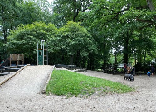 Der Spielplatz im Eversten Holz mit großem Reifenhügel kann noch bis Ende des Jahres genutzt werden, danach beginnt im Januar 2027 die Neugestaltung. Foto: Stadt Oldenburg Der Spielplatz im Eversten Holz mit großem Reifenhügel kann noch bis Ende des Jahres genutzt werden, danach beginnt im Januar 2027 die Neugestaltung. Foto: Stadt Oldenburg