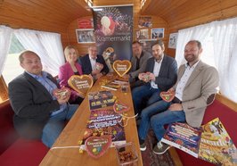  Stilecht in einem restaurierten Schausteller-Wohnwagen: (von links) Marvin Meyer, Dr. Julia Figura, Michael Lorenz, Christian Aster, Dennis Ostendorf und René Mondorf. Foto: Sascha Stüber 
