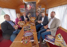 Stilecht in einem restaurierten Schausteller-Wohnwagen: (von links) Marvin Meyer, Dr. Julia Figura, Michael Lorenz, Christian Aster, Dennis Ostendorf und René Mondorf. Foto: Sascha Stüber 