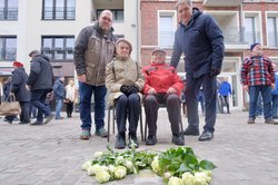 Oberbürgermeister Jürgen Krogmann (hinten, rechts) und Lutz Renken, Vorstandsmitglied im Gedenkkreis Wehnen, weihten gemeinsam mit Paul Schumann und Renate Jacob den Gedenkstein zur Erinnerung an Anna Gesine Wiechmann ein. Foto: Sascha Stüber