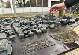 Neben dem Pulverturm lädt ab sofort ein inklusives Tastmodell aus Bronze Sehende sowie blinde und sehbehinderte Menschen ein, die Stadt Oldenburg mit den Sinnen zu begreifen. Foto: Stadt Oldenburg