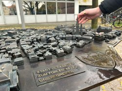 Neben dem Pulverturm lädt ab sofort ein inklusives Tastmodell aus Bronze Sehende sowie blinde und sehbehinderte Menschen ein, die Stadt Oldenburg mit den Sinnen zu begreifen. Foto: Stadt Oldenburg