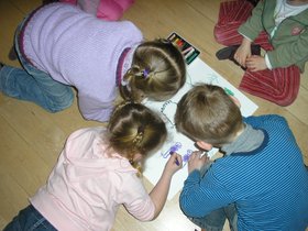 Kinder beim Malen. Atelier Zwischenraum