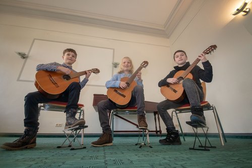Virtuos an der Gitarre (von links): Fabian Pfaff (11), Leo Mecklenborg (10) und Rias Nazarenus (10) haben als Trio beim Wertungsspiel überzeugt und sich für den Landesentscheid qualifiziert. Foto: Sascha Stüber.
