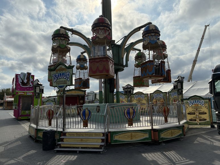 Das Kinderfahrgeschäft „Ballon Voyage“ beim Aufbau am 26. September 2026. Foto: Stadt Oldenburg