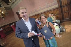 Oberbürgermeister Jürgen Krogmann übergibt der Oldenburgerin Annegret Meyer als Anerkennung für ihr außerordentliches Engagement die Bundesverdienstmedaille. Foto: Sascha Stüber
