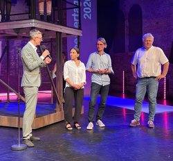 Holger Denckmann (links) ehrte für ihr teilweise 30-jähriges Engagement als Spielleiterinnen und Spielleiter in den Stadtteiltheatergruppen des Vereins Jugendkulturarbeit. Foto: Daniela Feldmann Bei den Jugendtheatertagen ehrte Holger Denckmann (von links) Gina Schumm, Dettmar Koch und Jörg Kowollik für ihr teilweise 30-jähriges Engagement als Spielleiterinnen und Spielleiter in den Stadtteiltheatergruppen des Vereins Jugendkulturarbeit. Foto: Daniela Feldmann
