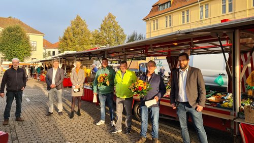 Freuten sich über die Ehrung der langjährigen Marktbeschicker der städtischen Wochenmärkte (von links): Helmut Löhden (Vorstand Oldenburger Marktkaufleute), Christian Aster (Leiter des Fachdienstes Sicherheit und Ordnung), Dr. Julia Figura (Finanz- und Marktdezernentin), Daniel Becirovic, Redzo Becirovic, Bernd Brigant und Dennis Ostendorf (Marktmeister der Stadt Oldenburg). Foto: Stadt Oldenburg