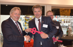 Symbolische Schlüsselübergabe zwischen Peter den Oudsten und Jürgen Krogmann. Foto: Stadt Oldenburg