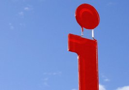 Rotes Info-I vor blauem Himmel. Foto: Rike/Pixelio.de