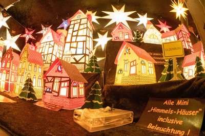 Leuchtsterne und Leuchthäuser auf dem Lamberti-Markt 2019. Foto: Sascha Stüber