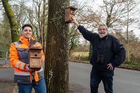 Bringen Nistkästen an: Gabriel Kaya und Jörg Grützmann. Foto: Sascha Stüber