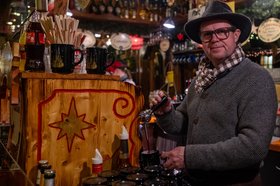 Willi Wilken in der Enzian-Hütte der Selma und Nina Meyer GbR auf dem Lamberti-Markt 2025. Foto: Sascha Stüber